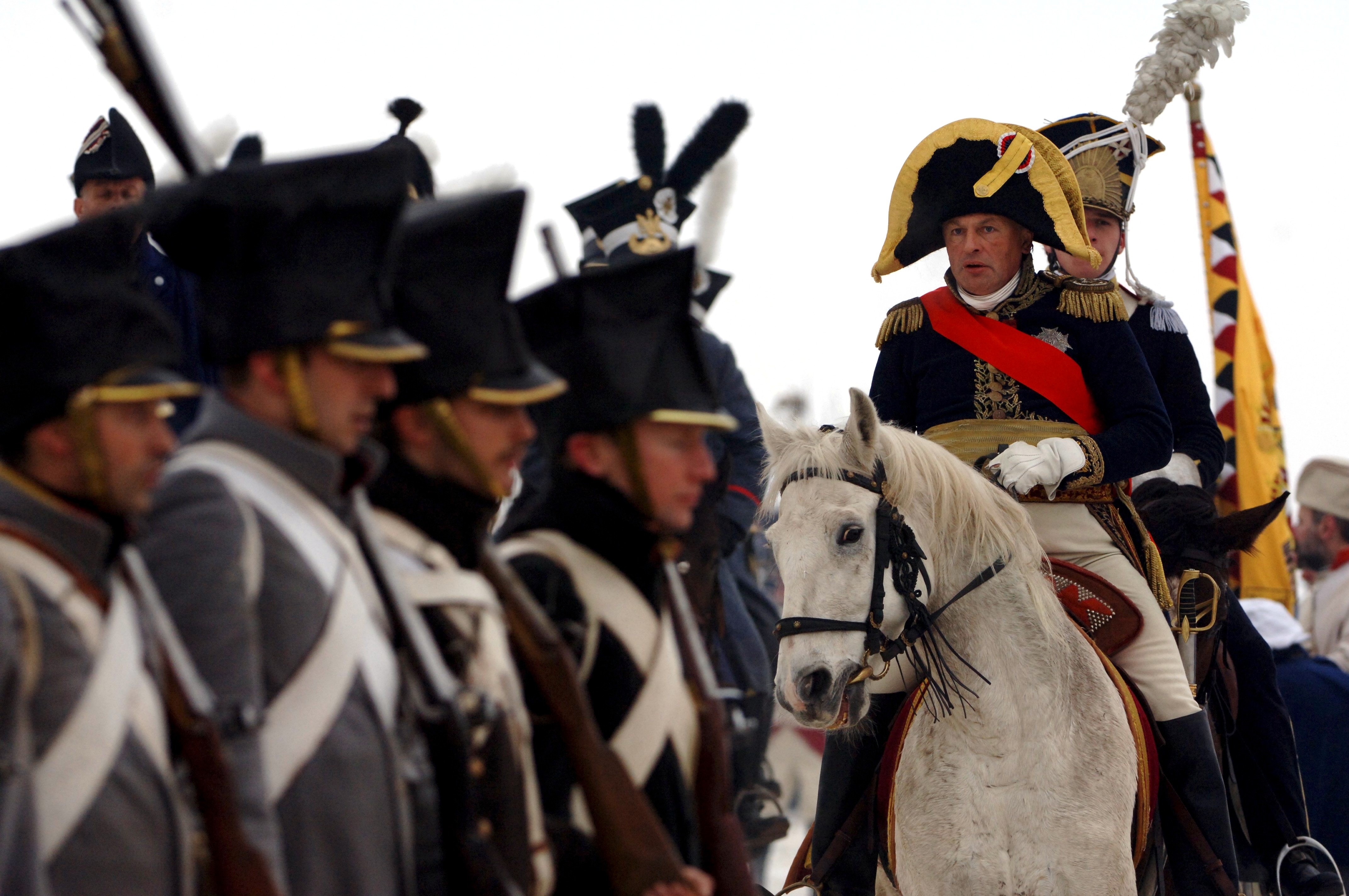 Oleg como um comandante francês na reprodução da Batalha de Austerlitz, na República Checa (Foto: Getty)