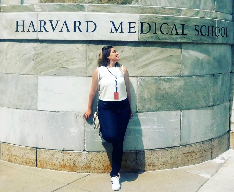 A pesquisadora bauruense Laísa Bonafim Negri quando fez doutorado na Escola de Medicina de Harvard, nos Estados Unidos — Foto: Arquivo pessoal