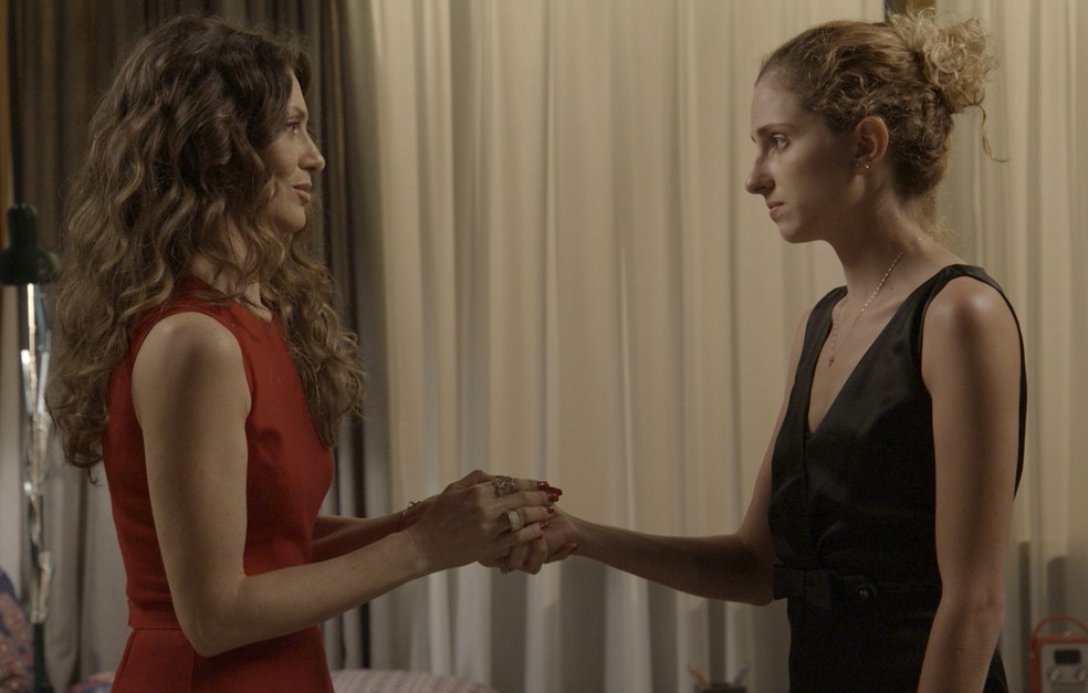 Em 'A Força do Querer', Joyce (Maria Fernanda Cândido) obriga Ivana (Carol Duarte) a usar vestido — Foto: TV Globo