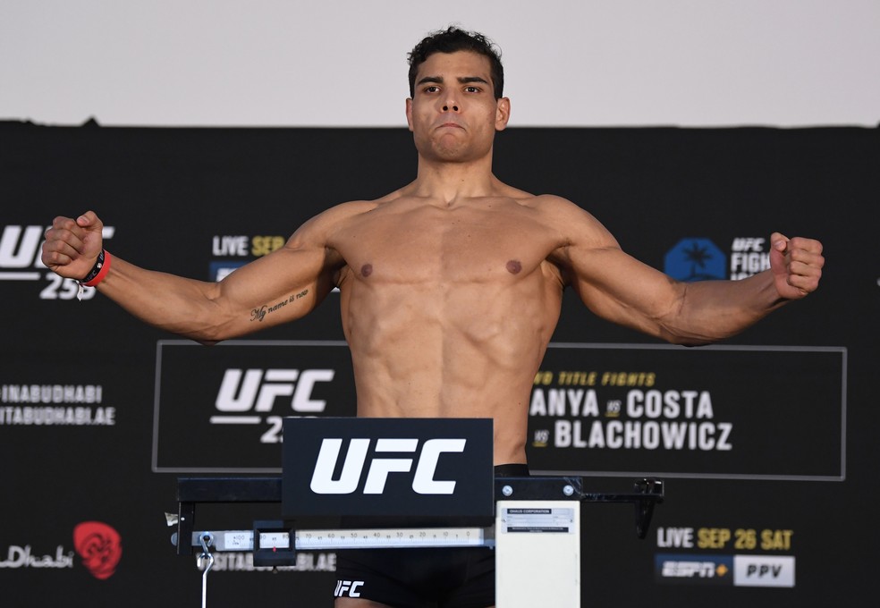 Paulo Borrachinha posa para as câmeras após a pesagem do UFC 253 — Foto: Getty Images