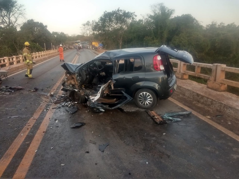 Veículo envolvido em acidente sobre a ponte do rio São Bartolomeu, no DF — Foto: CBMDF/Divulgação