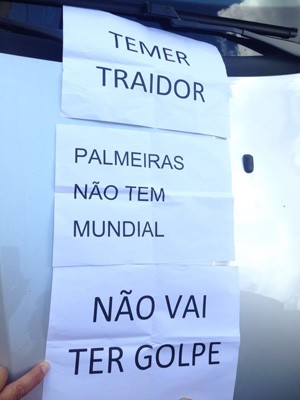 No início da tarde, papeis com frases contra Temer foram jogados na entrada do prédio do escritório de advocacia de Temer. (Foto: Glauco Araújo/G1)