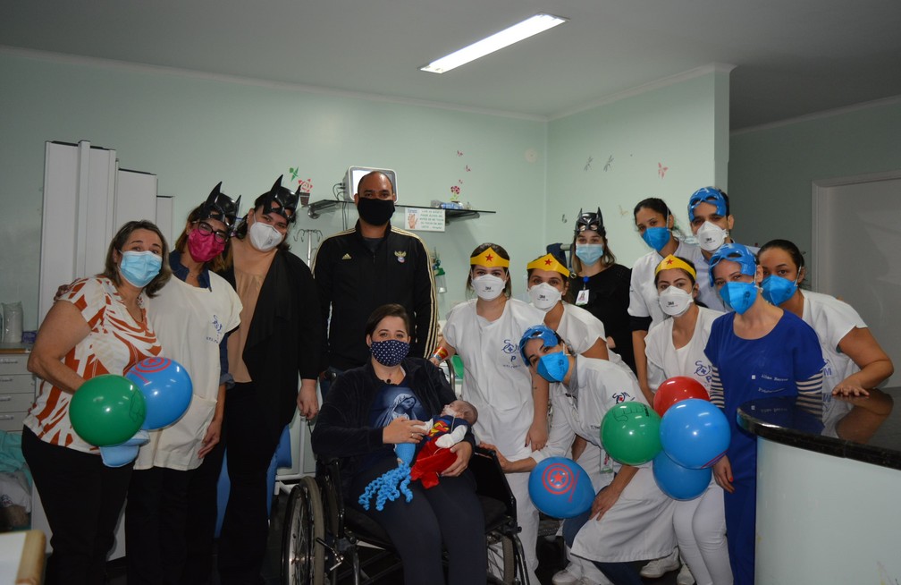 Mãe vê filho recém-nascido pela 1ª vez em Presidente Prudente — Foto: Santa Casa de Presidente Prudente 