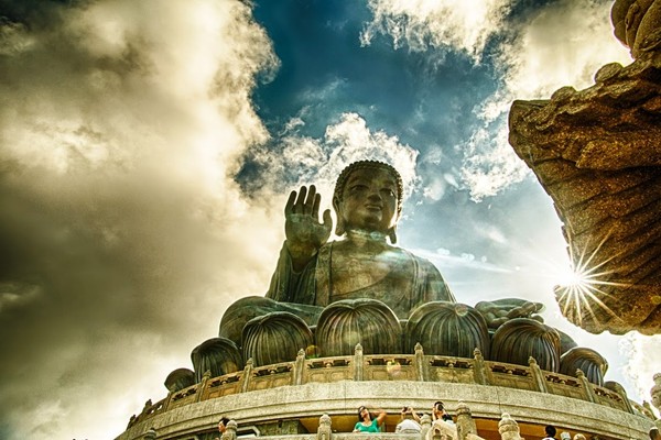 A estátua Tian Tan Buddha, também conhecida com Grande Buddha, foi teve sua construção finalizada em 1993, na Ilha Lantau, em Hong Kong; além de atração turística, o monumento é o centro do budismo da região chinesa (Foto: Reprodução)
