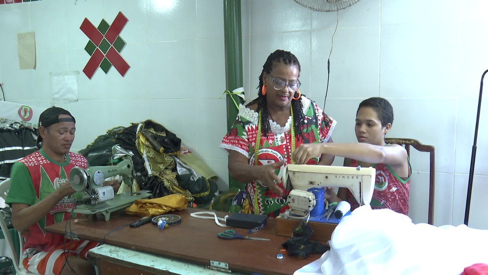 Mãe Lêu de Oxum coordena costura de fantasias do Nação do Maracatu Porto Rico — Foto: Reprodução/TV Globo