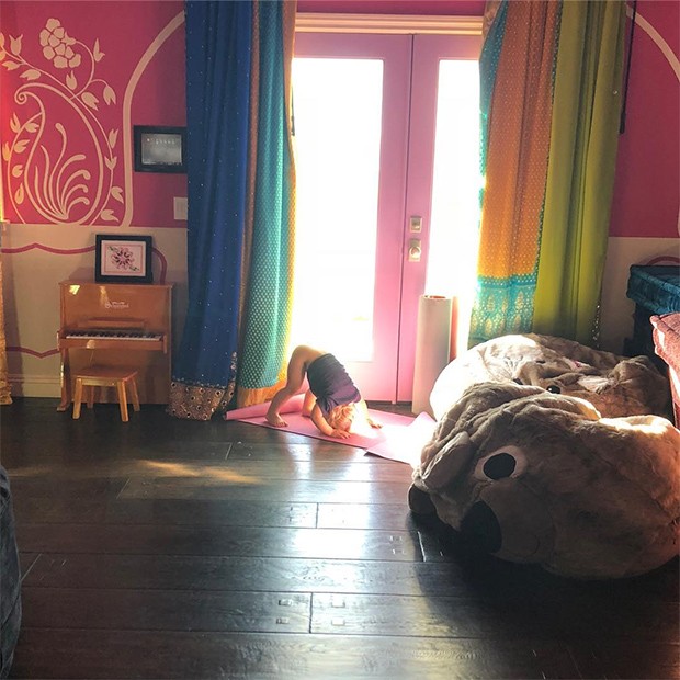 O filho de Pink, Jameson, em uma tentaiva de fazer ioga (Foto: Instagram)