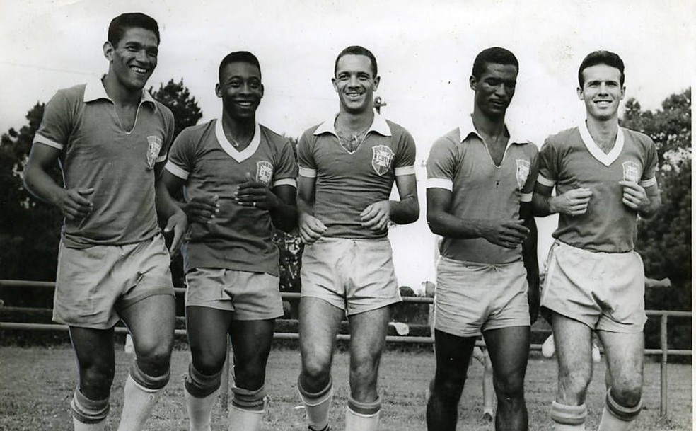 Paulo Valentim, no centro, ao lado de Garrincha, Pelé, Didi e Zagallo pela seleção brasileira — Foto: Acervo