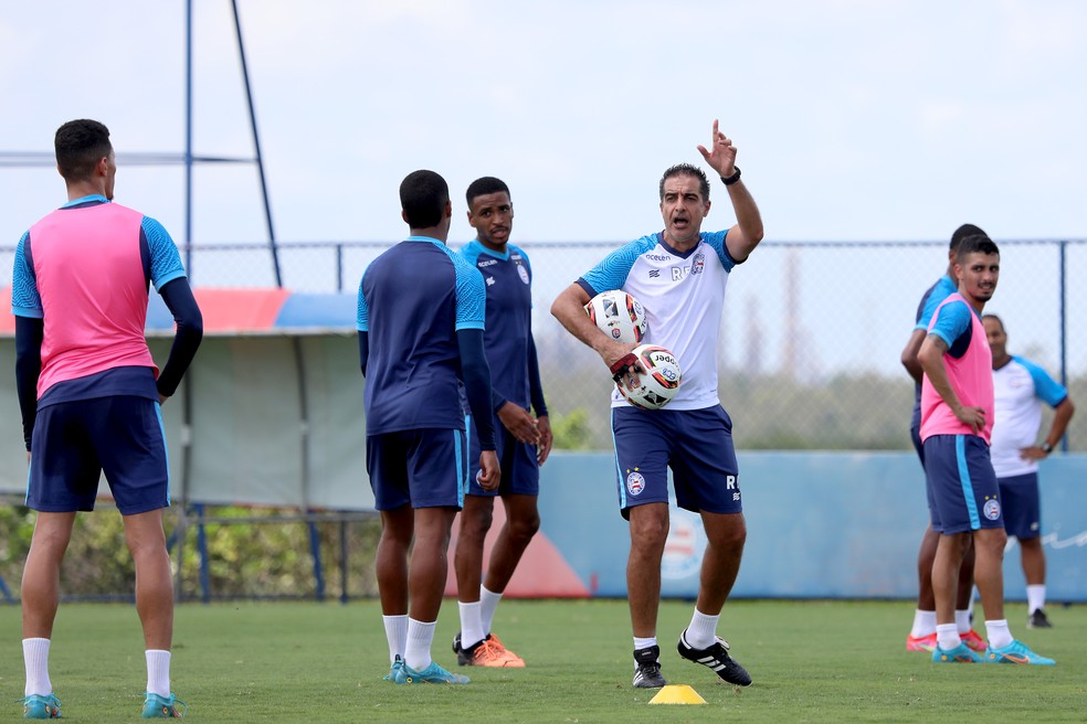 Renato Paiva orienta os jogadores durante trabalho com bola na Cidade Tricolor — Foto: Felipe Oliveira / EC Bahia