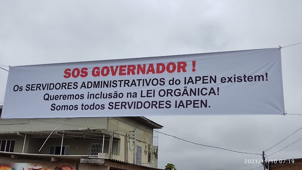 Faixa foi colocada na frente da casa do governador em Cruzeiro do Sul  — Foto: Gledisson Albano/Arquivo pessoal 