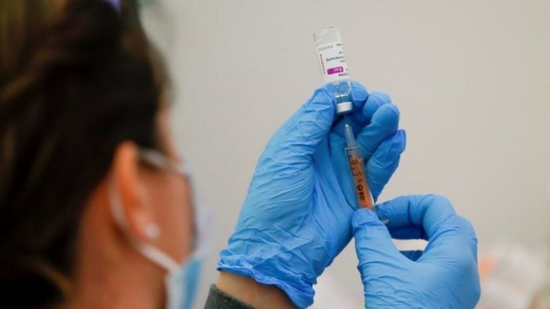 Experimento foi realizado levando em conta dados disponíveis para as vacinas da Pfizer-BioNTech ou Oxford/AstraZeneca, pois estas são atualmente os imunizantes disponíveis no país. Sendo assim, a CoronaVac, a mais prevalente no Brasil, não foi incluída na pesquisa (Foto: Reuters via BBC)