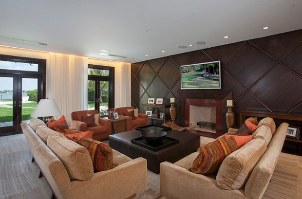 Sala de estar da propriedade coloca à venda por US$ 20 milhões (Foto: Reprodução)