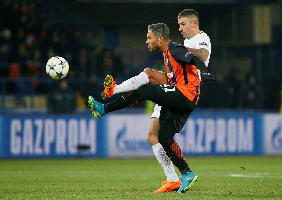 Marlos, em ação pelo Shakhtar Donetsk contra a Roma na Liga dos Campeões (Foto: Gleb Garanich/Reuters)