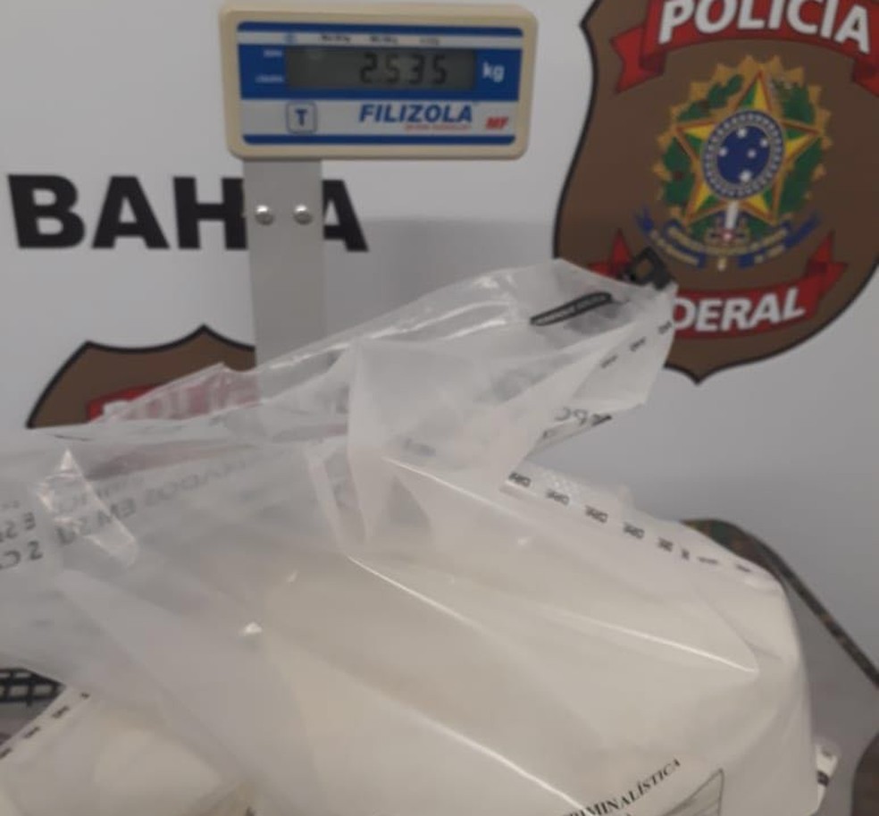 Segundo a polícia, havia 2,5 kg de cocaína na bagagem do passageiro preso (Foto: Polícia Federal/ Divulgação)