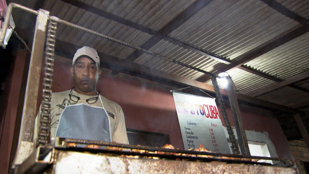MÃ©dico cubano agora faz espetinhos para sobreviver, no ParÃ¡ â€” Foto: ReproduÃ§Ã£o: TV Globo