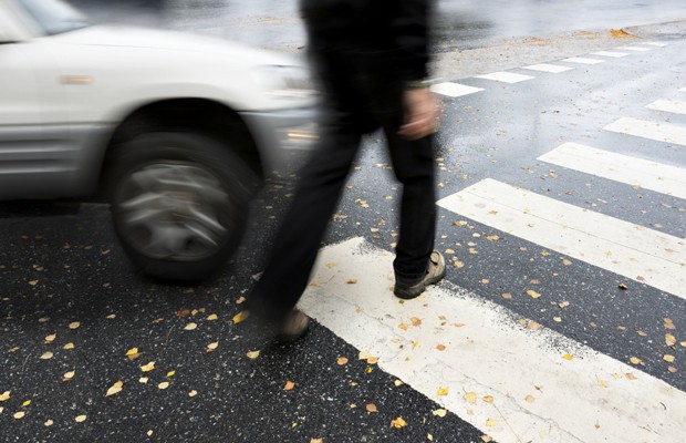 Pedestre atravessa a rua (Foto: Globopress)