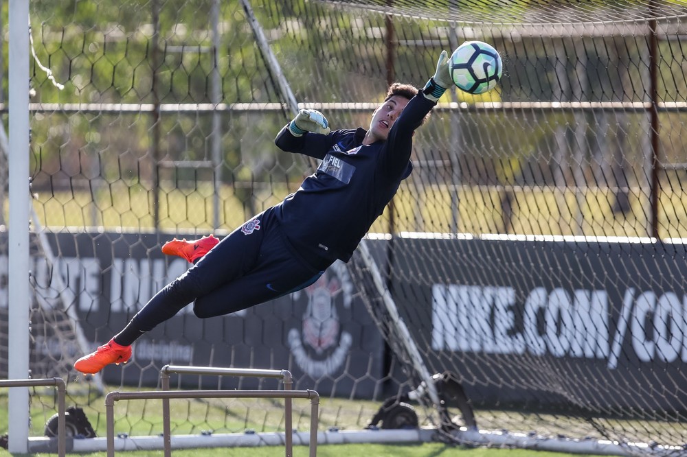 Vila Nova tenta a contratação de goleiro afastado dos treinos