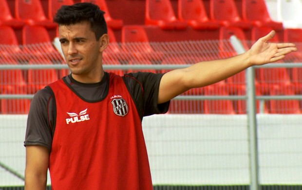 Uendel lateral Ponte Preta (Foto: Carlos Velardi / EPTV)