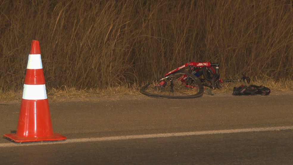 Ciclista morreu após ser atropelado na BR-080 nesta quarta-feira (18) — Foto: TV Globo/Reprodução