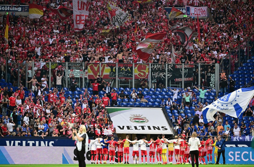 Jogadores do Union Berlim comemoram com torcedores vitória sobre o Schalke — Foto: AFP