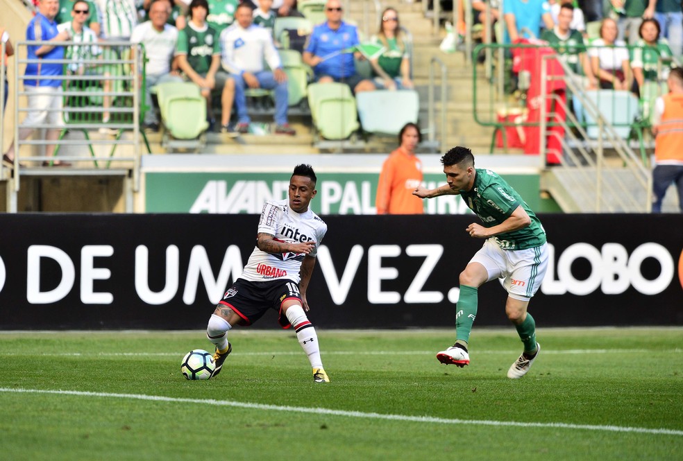 Cueva disputa lance com Moisés: peruano foi muito mal em campo (Foto: Marcos Ribolli)