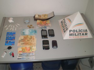 Balança de precisão, drogas, dinheiro e celulares foram apreendidos (Foto: Polícia Militar)