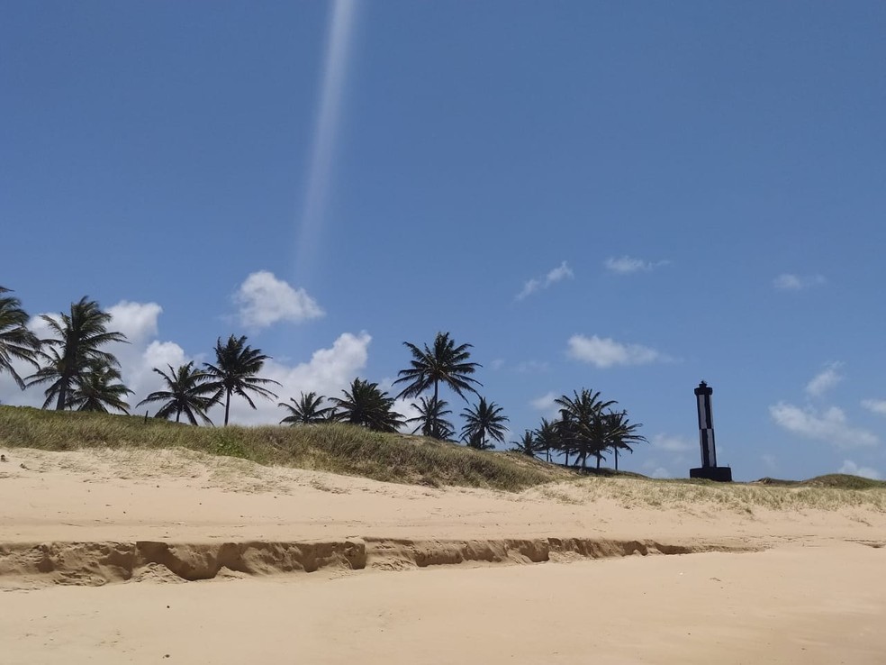 Praia de Baía Formosa, com farol ao fundo  — Foto: Cedida