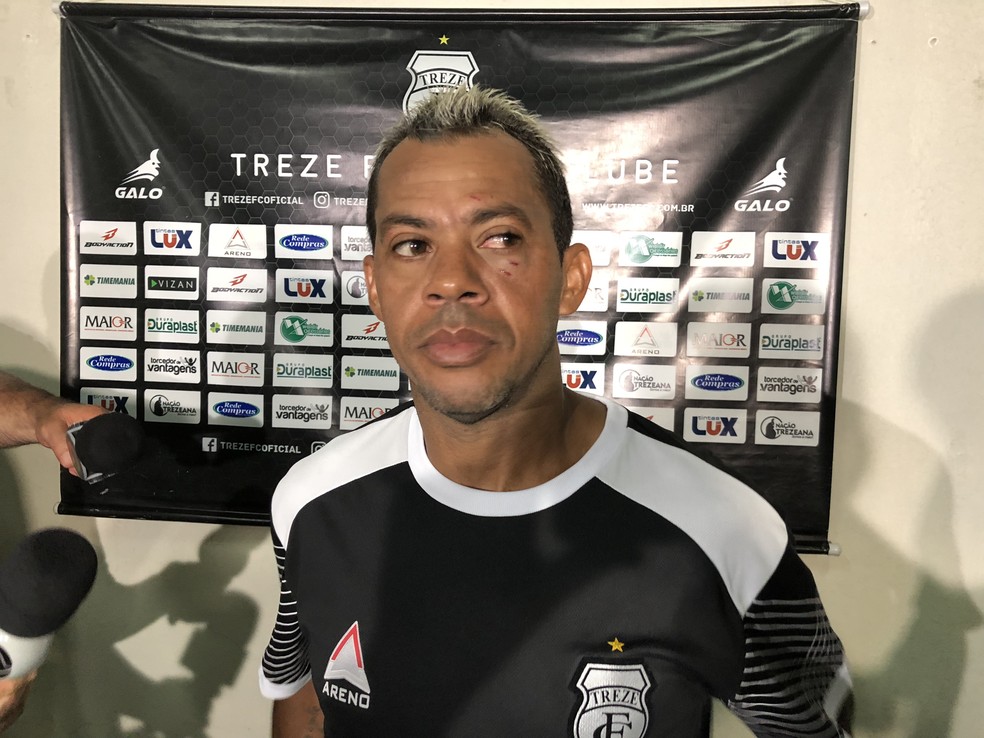 Marcelinho Paraíba comemorou muito o retorno ao futebol na entrevista coletiva (Foto: Lucas Barros/GloboEsporte.com)