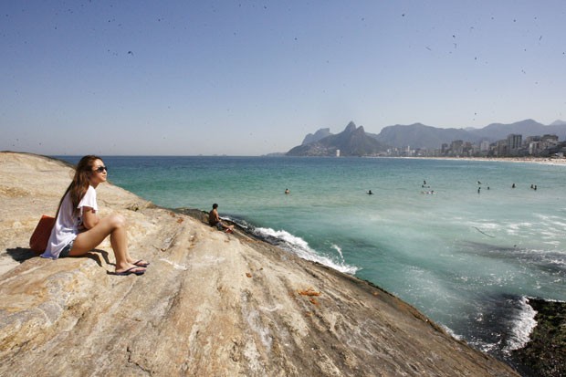 Movimentação de cariocas e turistas na praia do Arpoador, nesta segunda-feira (04), na Zona Sul do Rio de Janeiro (Foto: Estefan Radovicz/Agência O Dia/Estadão Conteúdo)