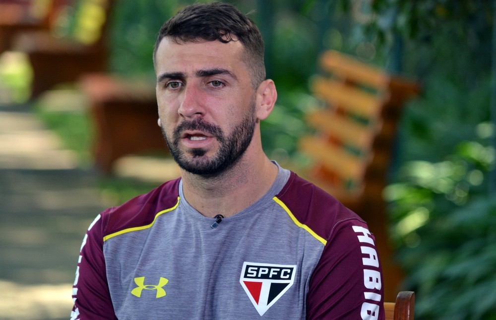 Pratto cita proposta e nega saída do São Paulo