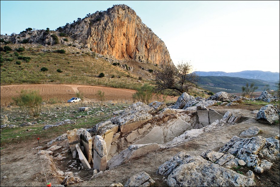 Vista geral da sepultura megalítica de Piedras Blancas com La Peña de los Enamorados ao fundo