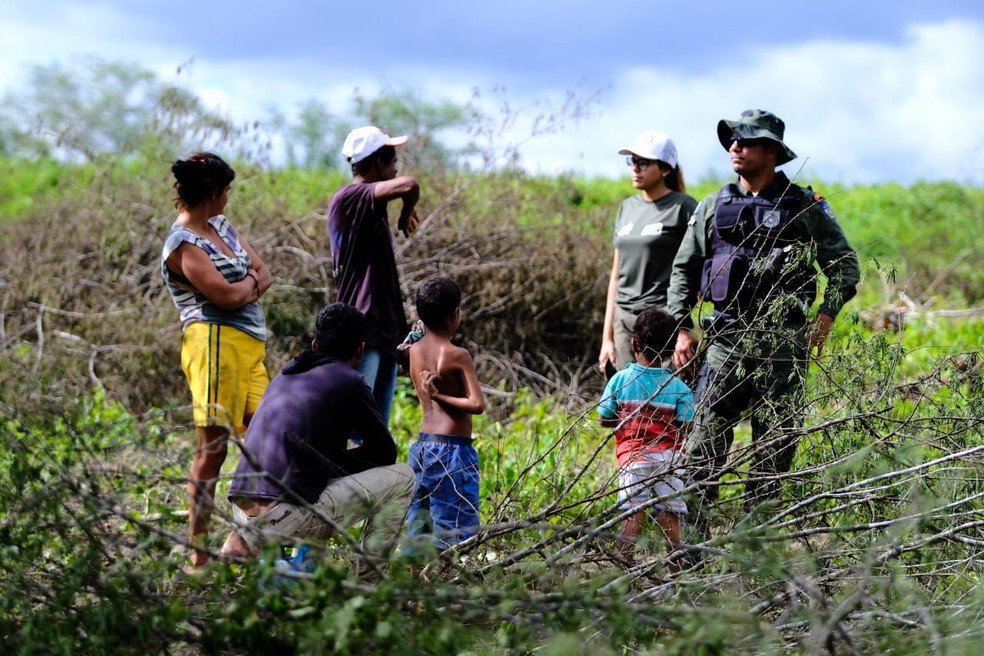 Homens, mulheres e crianças foram flagrados no local pela equipe da FPI — Foto: Jonathan Lins/MP
