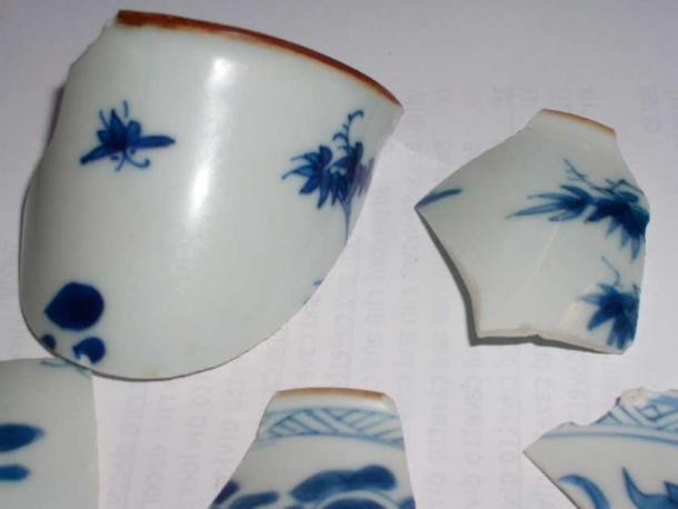 Fragmentos de porcelana chinesa faziam parte da carga transportada pelo navio espanhol que afundou na costa do Oregon há quase 300 anos (Foto: Sociedade Arqueológica Marítima )