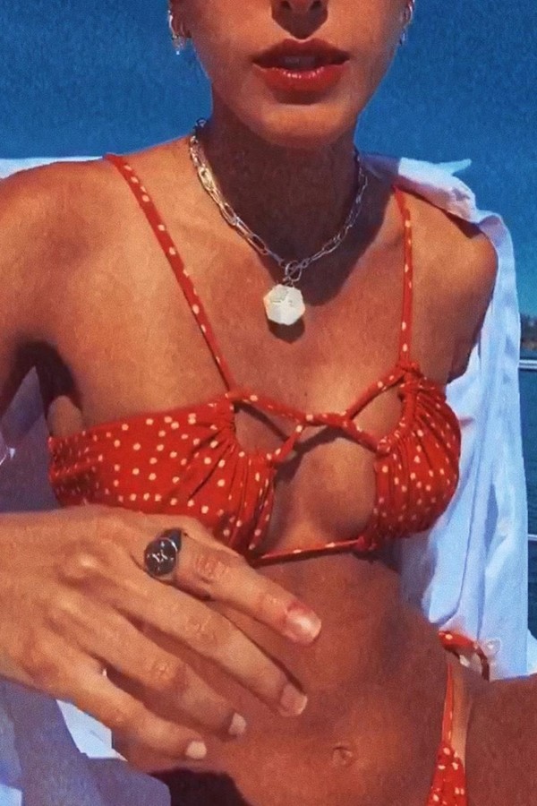Ana Morais curte sol e mar com biquíni diferentão (Foto: Reprodução/Instagram )