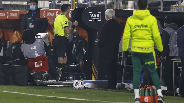Árbitro vai ao VAR antes de marcar pênalti para o Palmeiras contra a Universidad Católica