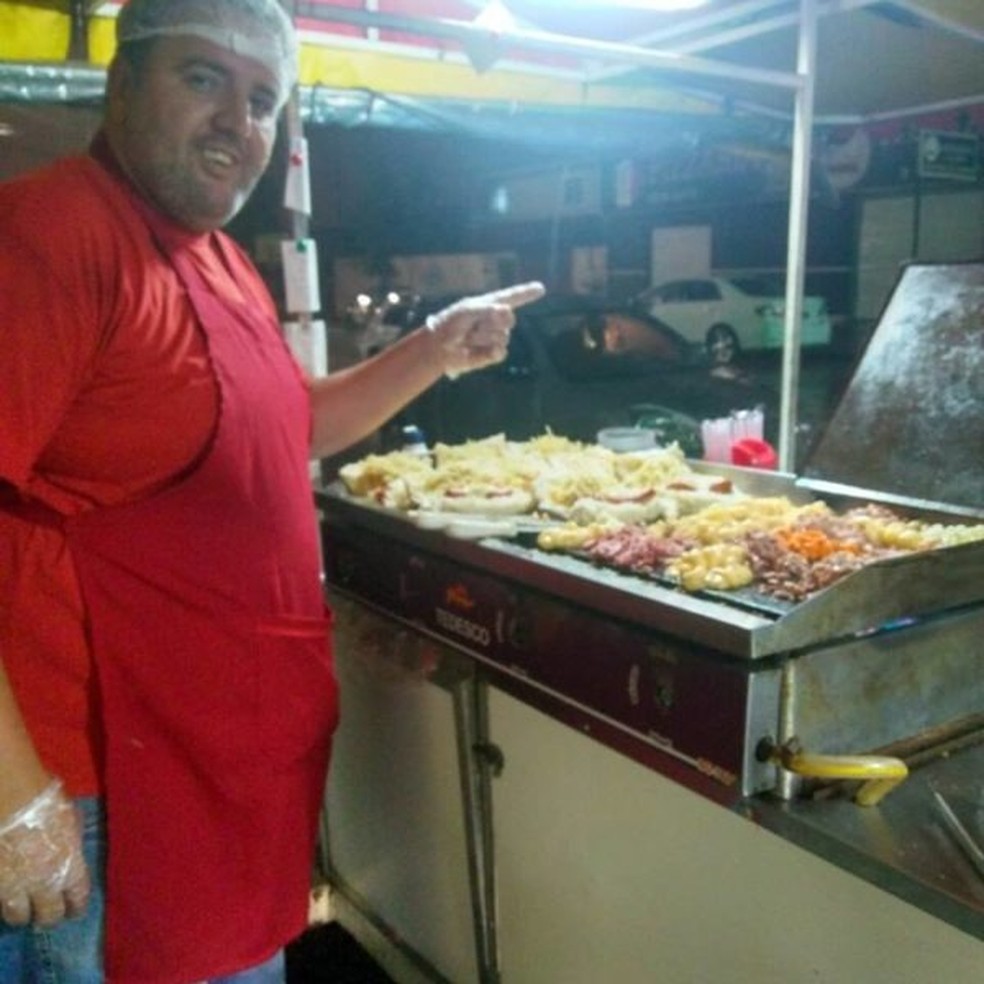 Marcão vende lanches há 14 anos, em Curitiba. — Foto: Marcos Adriano dos Santos/Arquivo Pessoal