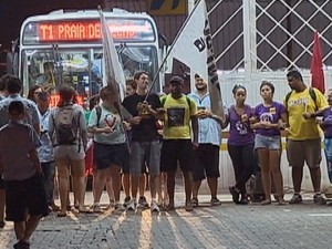 Ônibus começam a sair das garagens, em Porto Alegre (Foto: Reprodução/RBS TV)
