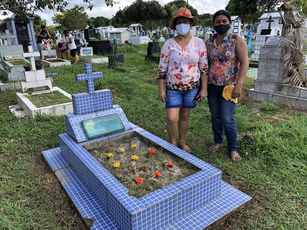Irmãs também limpara túmulo dos pais.  — Foto: Matheus Castro/G1