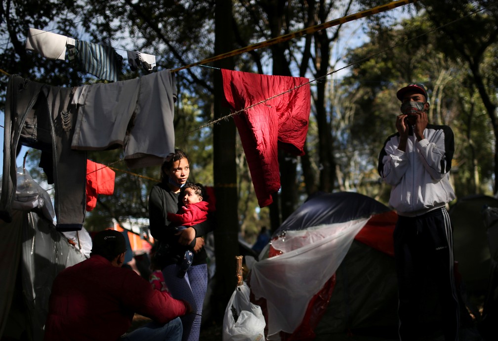 Família vivendo em acampamento improvisado na cidade de Bogotá (Colombia) — Foto: Luisa Gonzalez/Reuters