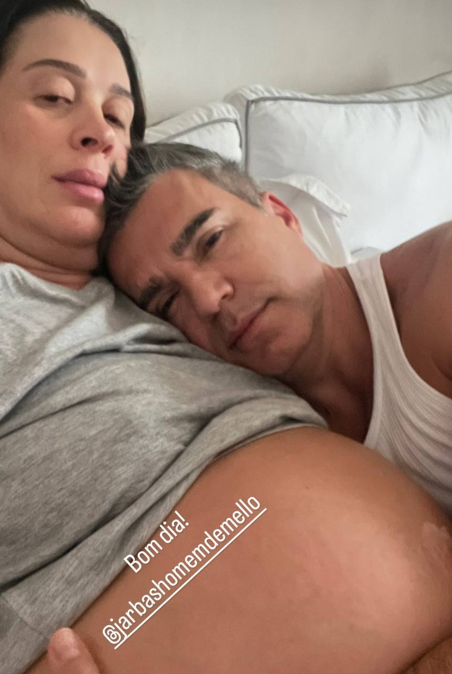 Grávida, Claudia Raia atualiza foto da barriga em novo clique com o marido