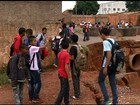 Crateras gigantes ameaçam casas, escola e até hospital em Goiás