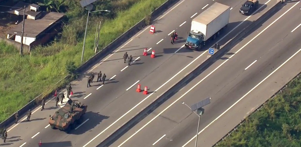 Tropas militares fazem blitz no Rio (Foto: Reprodução/Globo)