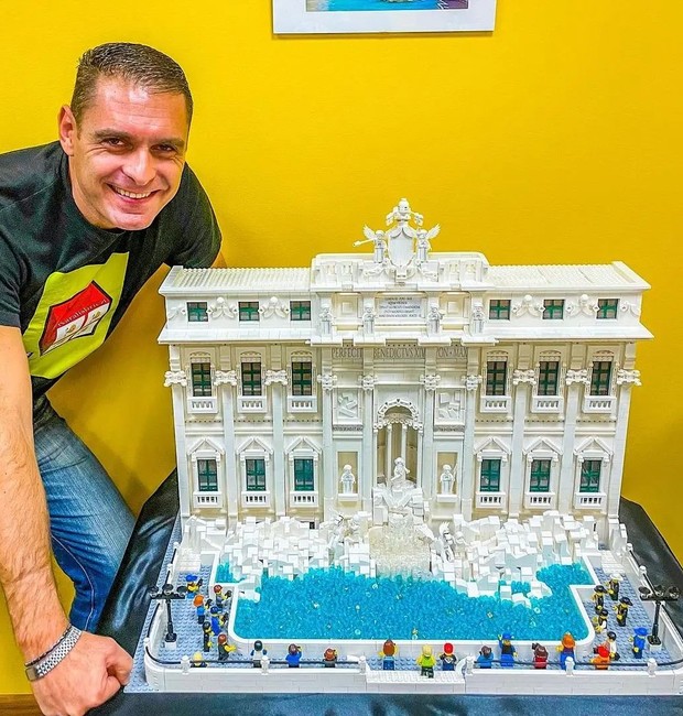 Maurizio Lampis com sua obra em LEGO (Foto: Reprodução / Instagram)