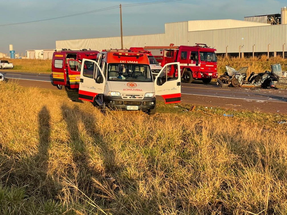 Acidente entre carros mata três pessoas na SP-257 em Américo Brasiliense — Foto:  Gabriela Martins/acidade on
