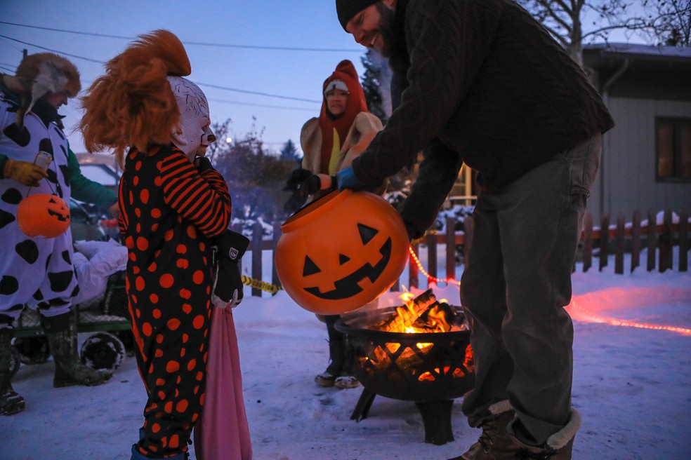 Greg Sparhawk distribui doces durante na véspera do Halloween de 2019, em Minturn, no Colorado, EUA — Foto: Chris Dillmann/Vail Daily via AP