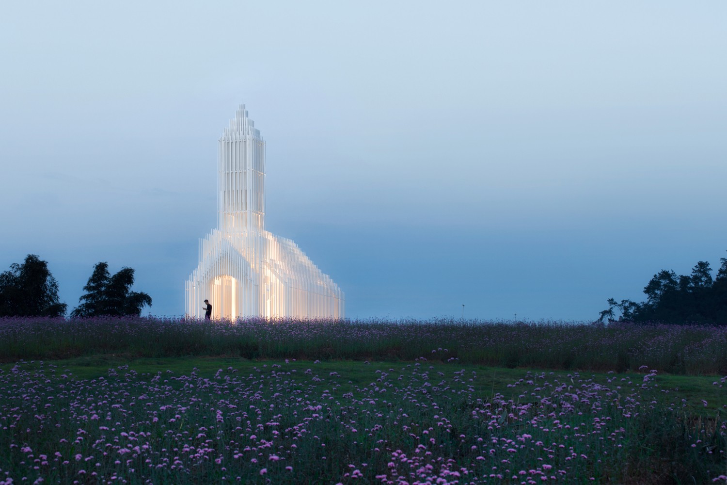 Esta é a igreja mais bela que você verá hoje - e ela fica em meio a campos de lavanda (Foto: Divulgação)
