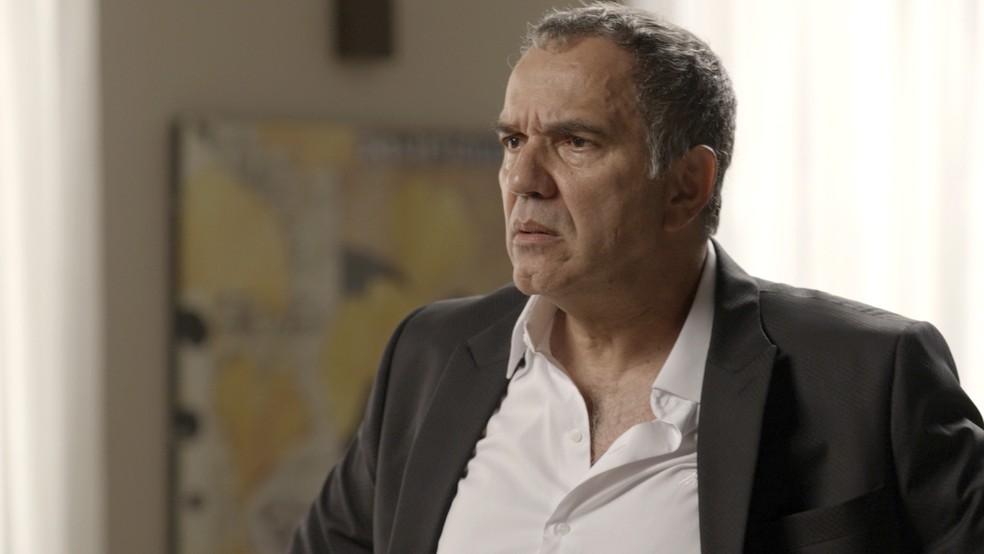 Eurico vê Ivana de barba e fica horrorizado (Foto: TV Globo)