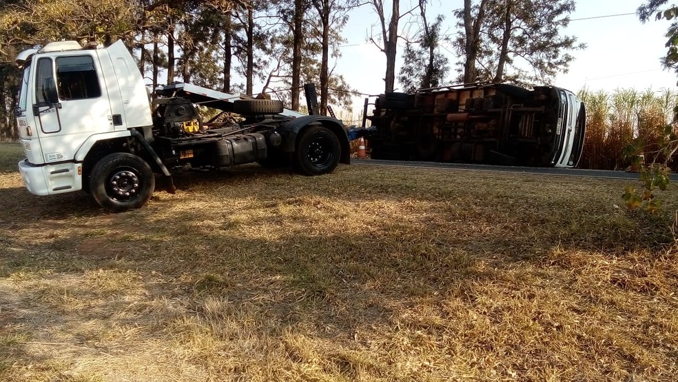 Motorista e o passageiro sofreram apenas ferimentos leves após caminhão tombar em rodovia entre Garça e Álvaro de Carvalho (SP) — Foto: Thiago Briguenti/ Arquivo pessoal