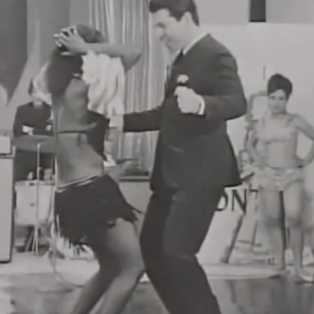 Silvio Santos experimenta passos de dança durante atração na TV Paulista, na década de 1960 (Foto: Divulgação)