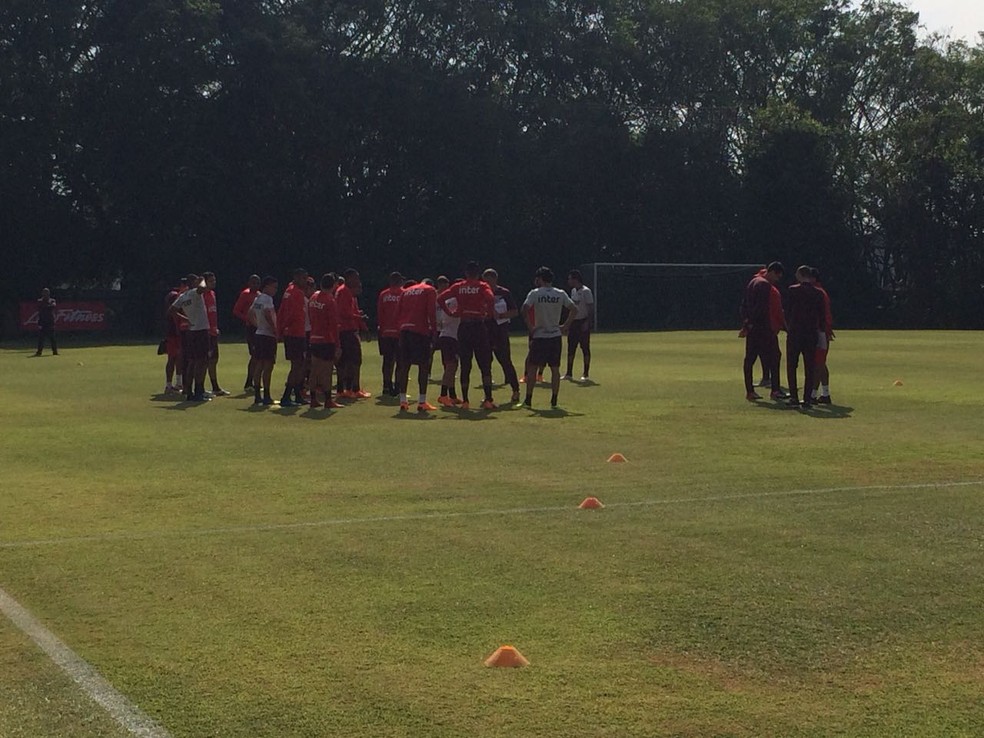 Jogadores do São Paulo escutam orientações da preparação física na manhã desta quinta-feira (Foto: Leandro Canônico)