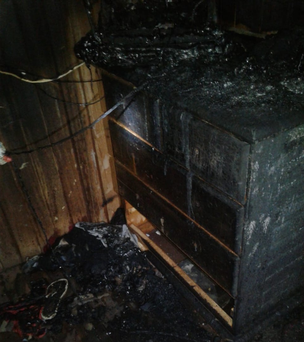 Incêndio destruiu todos os móveis de família em bairro de Rio Branco — Foto: Divulgação/Corpo de Bombeiros